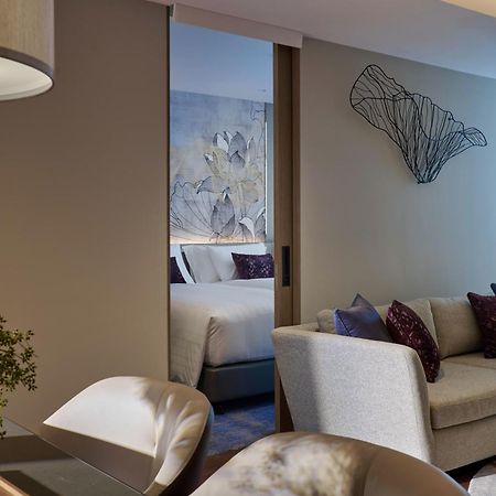 Chatrium Grand Bangkok Ngoại thất bức ảnh A sliding door