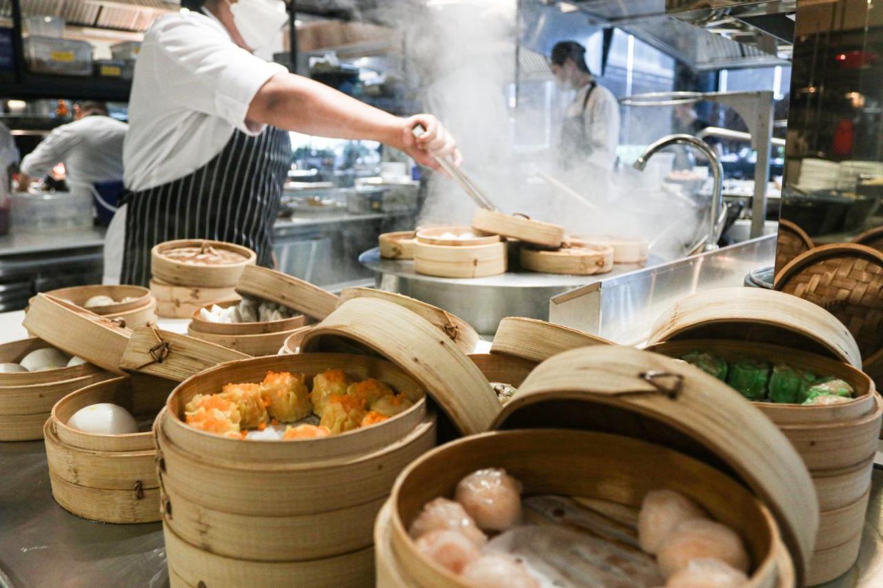 Chatrium Grand Bangkok Ngoại thất bức ảnh Dim sum being prepared in a restaurant