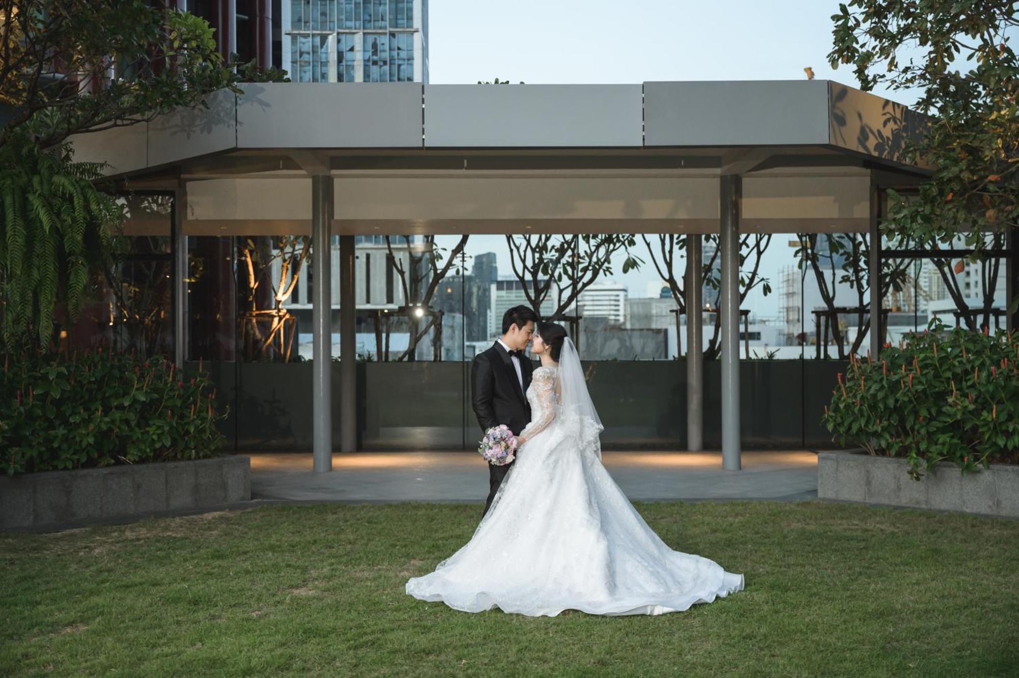 Chatrium Grand Bangkok Ngoại thất bức ảnh A Thai couple in wedding attire