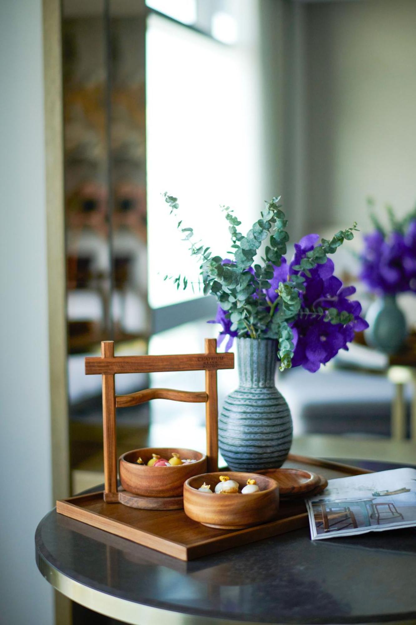 Chatrium Grand Bangkok Ngoại thất bức ảnh A vase of flowers