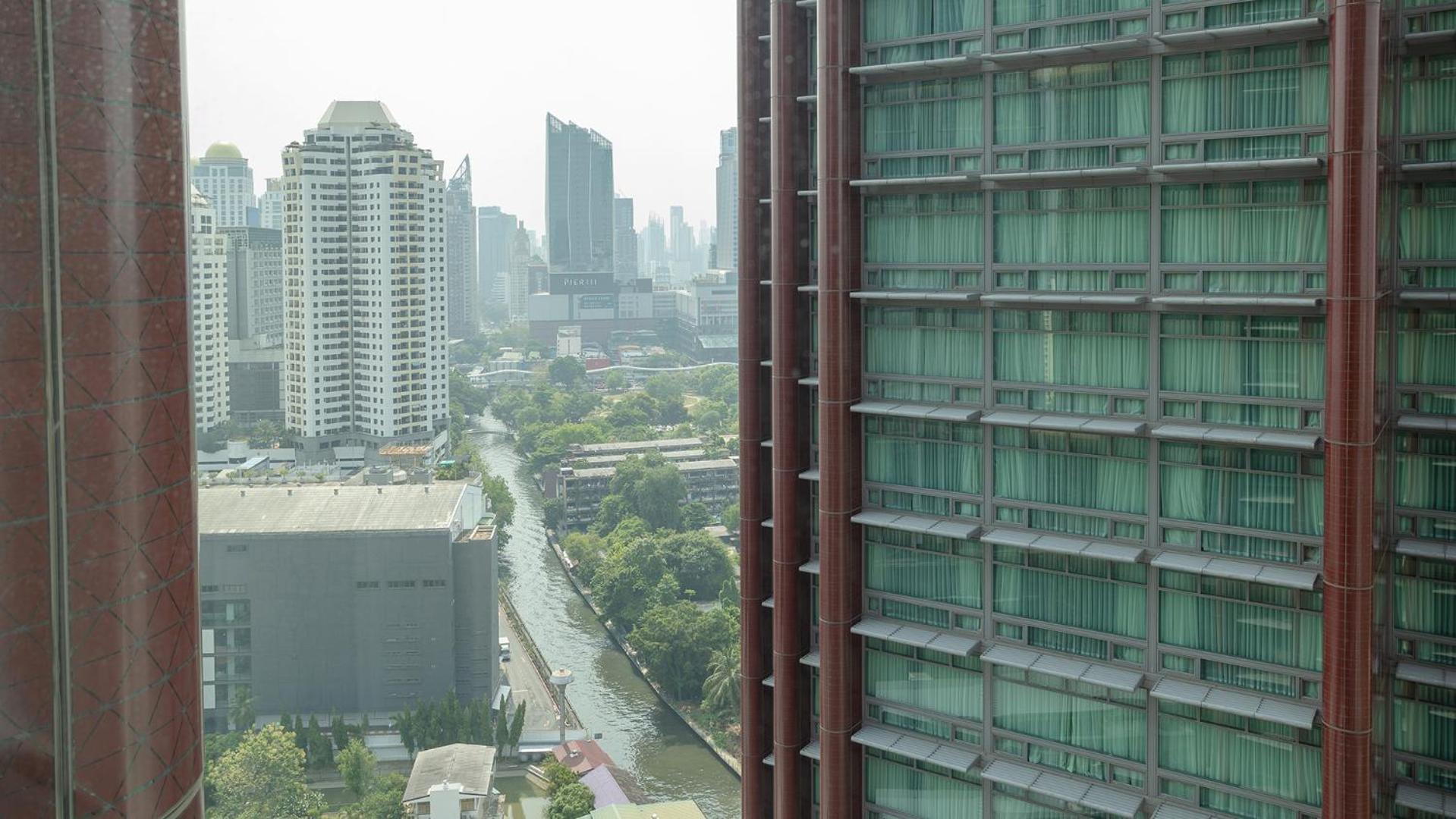 Chatrium Grand Bangkok Ngoại thất bức ảnh View of the station from the nearby condominium