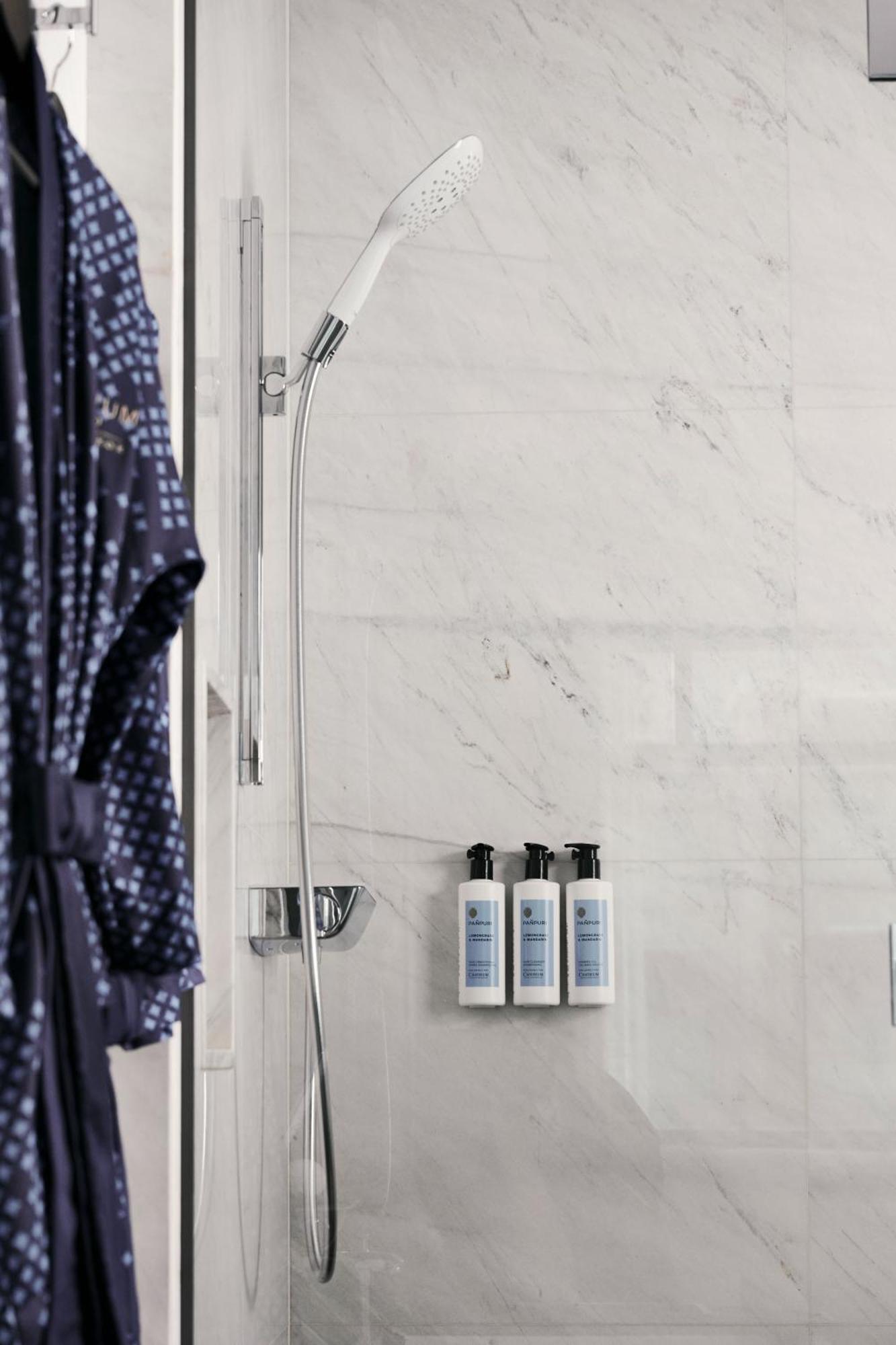 Chatrium Grand Bangkok Ngoại thất bức ảnh A shower